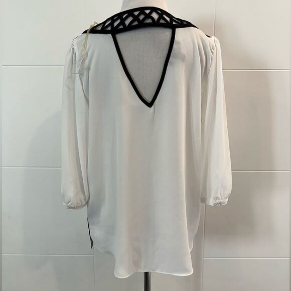 NWT BCX White and Cream Relaxed Blouse with Black Accents size medium - Picture 7 of 8
